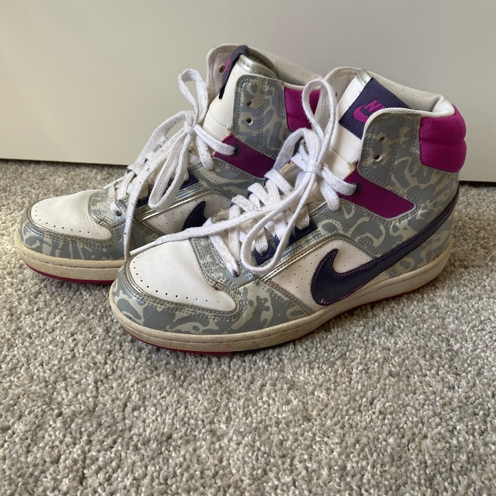 Nike Size 7 Women’s High Top Shoes